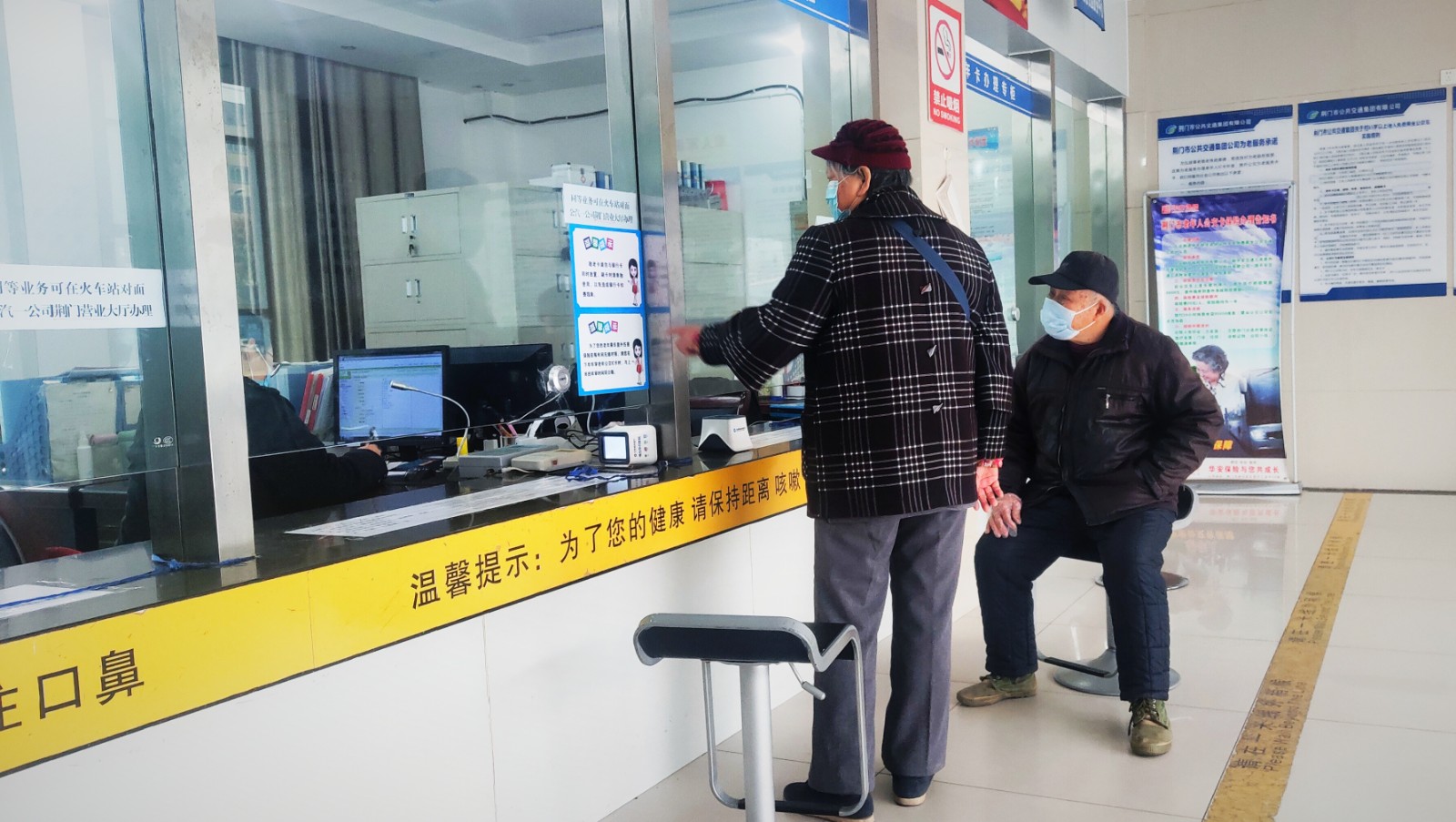 敬老卡業(yè)務(wù)升級(jí)后，老年顧客辦卡時(shí)，與窗口工作人員親切交談.jpg