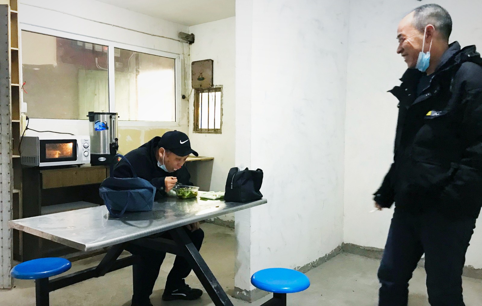 10月份，公司新租建駕駛員休息室之一，駕駛員在休息室內(nèi)愉悅休息與交談.jpg